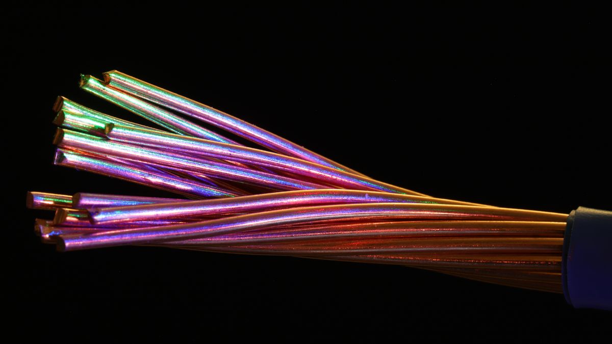 Optical fibre strands fanning out of a cable jacket